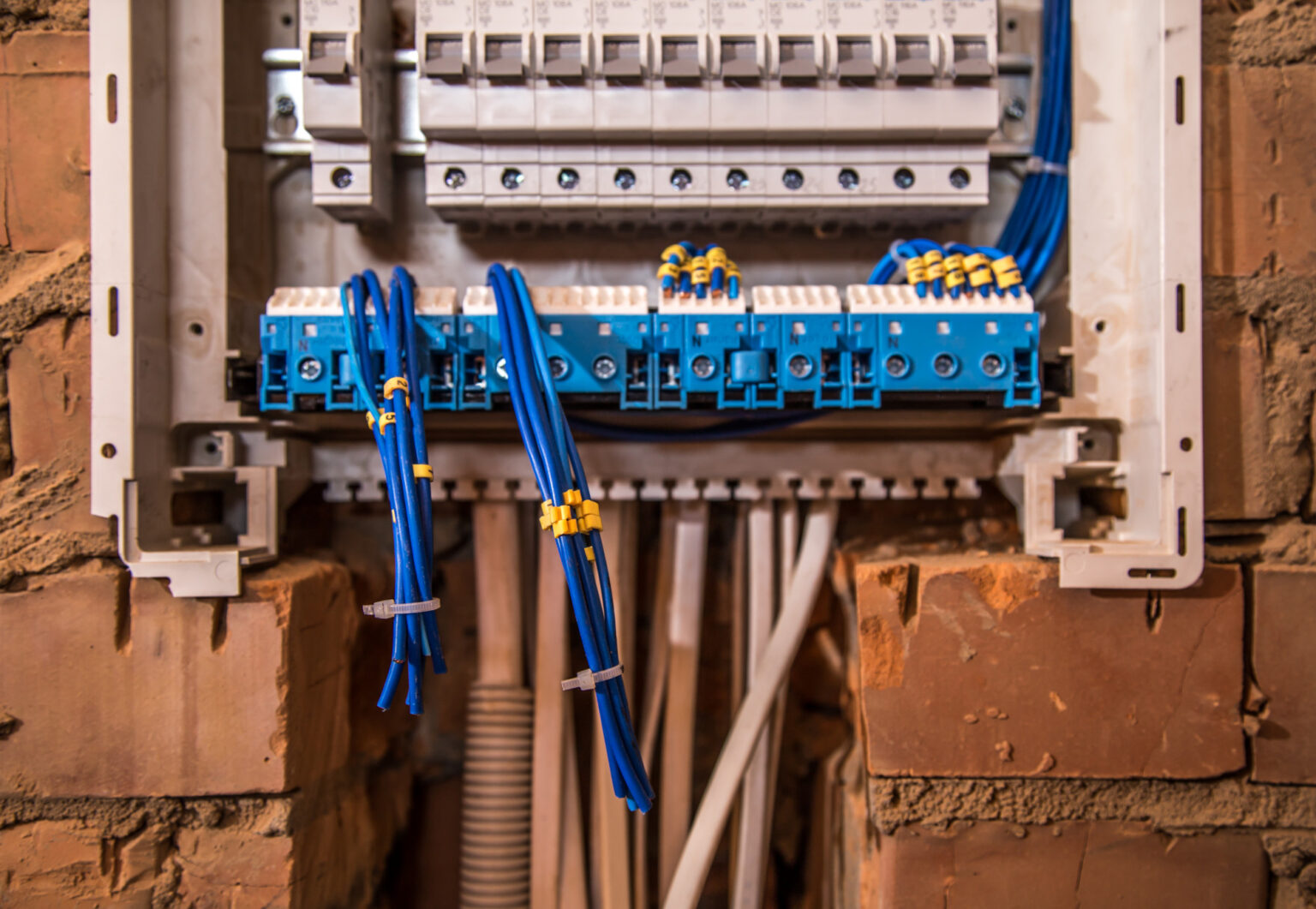 Electricista profesional de Ednoclima con uniforme y equipo de protección realizando un trabajo de mantenimiento eléctrico con compromiso y seriedad