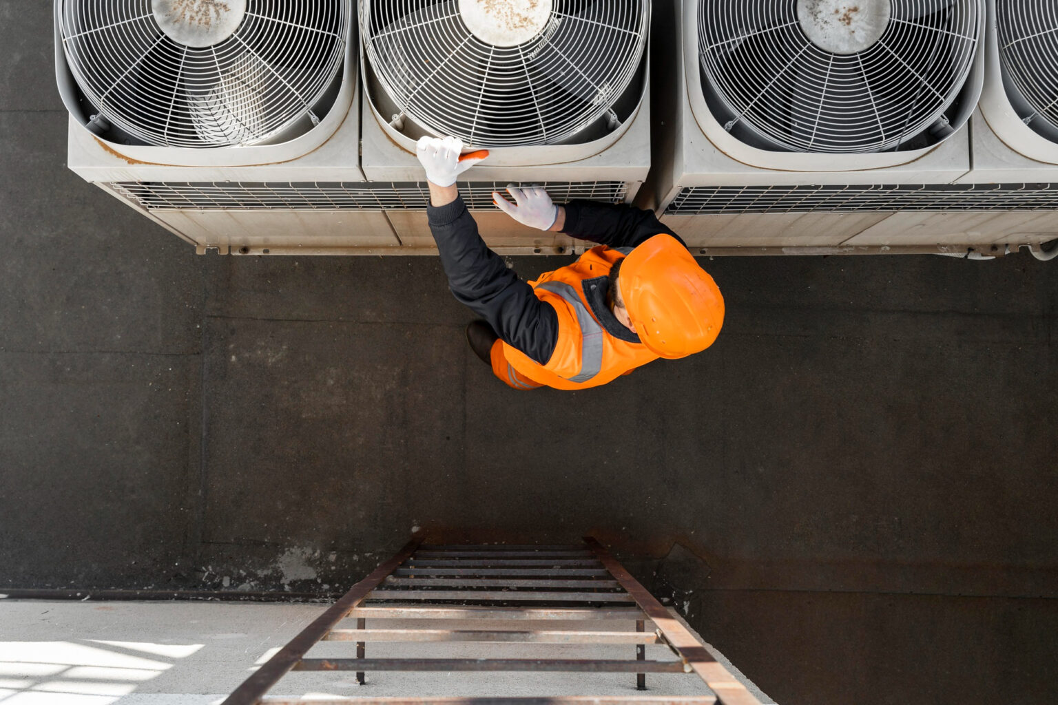 Montaje de sistema de climatización por conductos o cassette en techo de oficina o comercio, maximizando el confort y la eficiencia energética en Tarancón