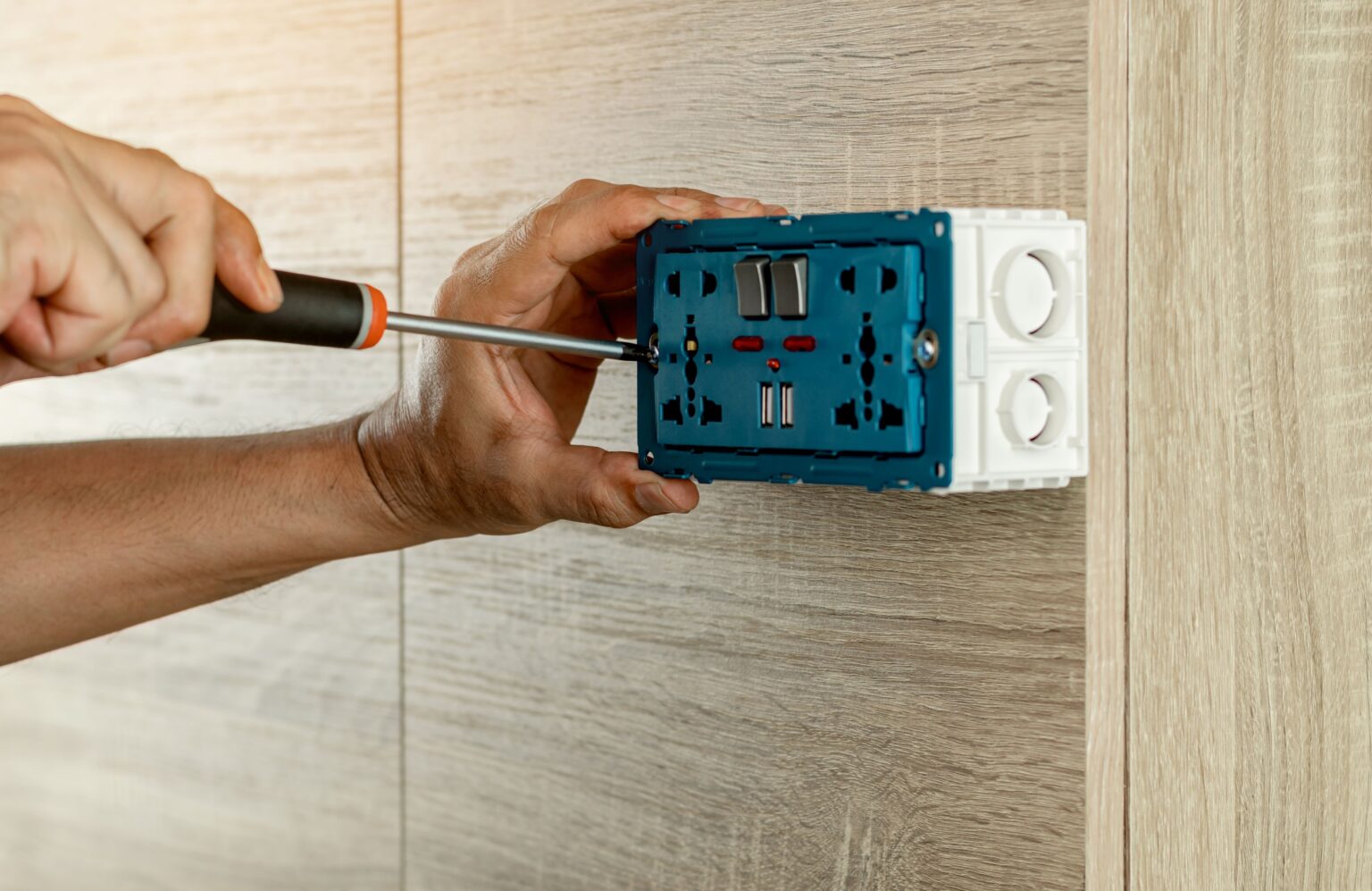 Detalle de la instalación de nuevos mecanismos eléctricos, enchufes y tomas de corriente en una reforma de vivienda en Tarancón.