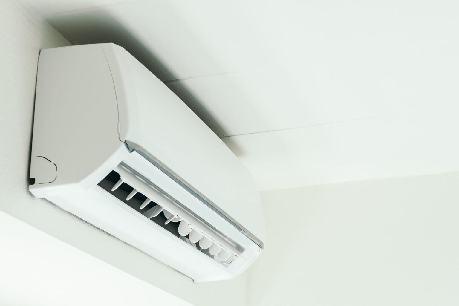 Instalación profesional de unidad split de aire acondicionado de alta eficiencia en salón, realizada por técnicos expertos de Ednoclima en Tarancón.